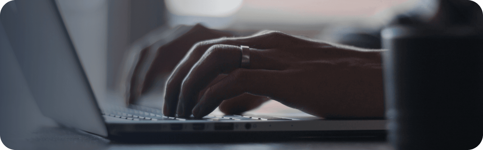 En person skriver på et tastatur